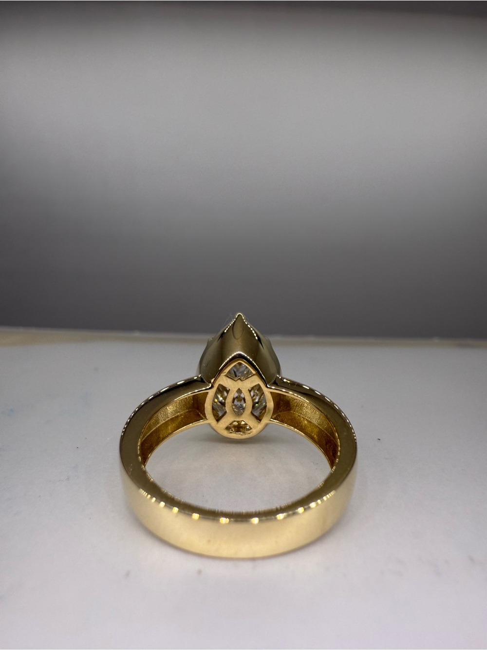 3.57 carat E VVS2 chubby pear on a wide band diamond engagement ring - Picture 4 of 14